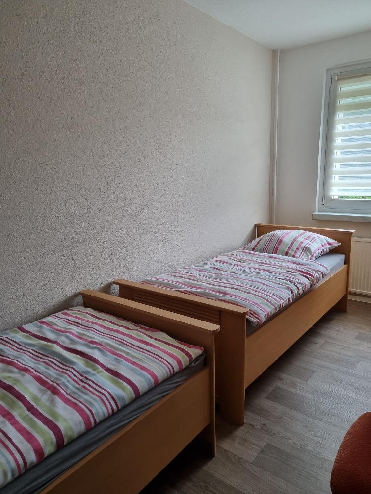 Schlafzimmer mit zwei Einzelbetten der Gästewohnung in der Beethovenstraße